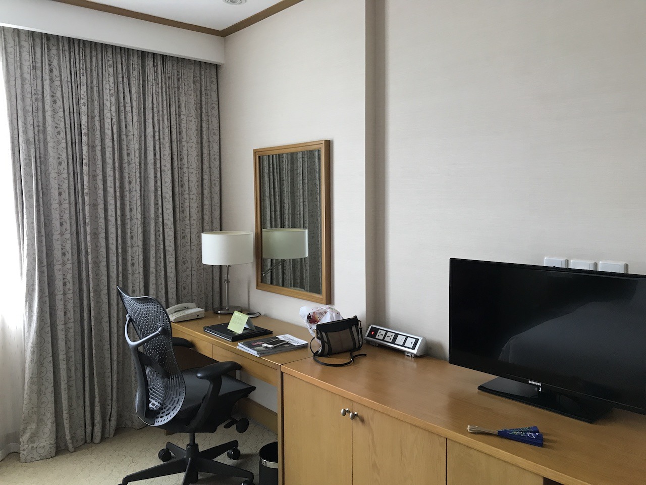 Hilton Garden Inn Hanoi Hawaii Calling Desk and dresser