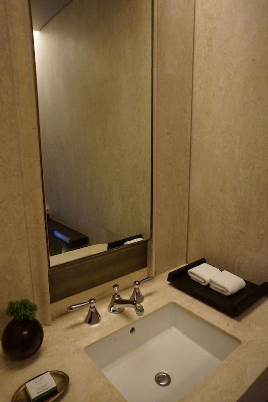 Waldorf-Astoria Bangkok - Superior Luxury Hotel Hawaii Calling Guest bathroom
