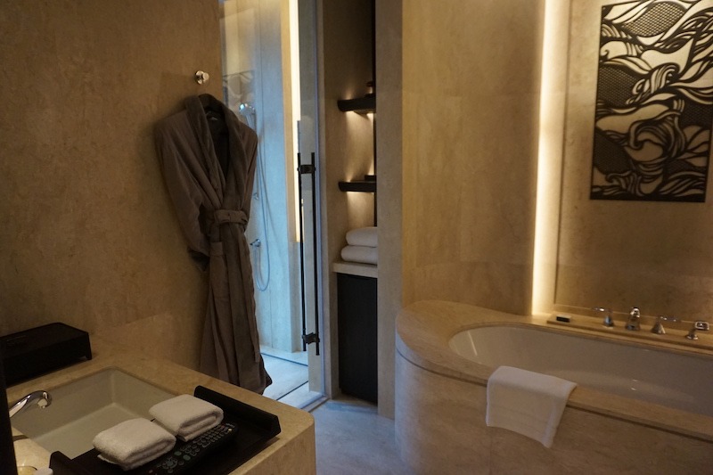 Waldorf-Astoria Bangkok - Superior Luxury Hotel Hawaii Calling Master Bathroom