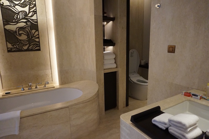 Waldorf-Astoria Bangkok - Superior Luxury Hotel Hawaii Calling Master bathroom with toilet