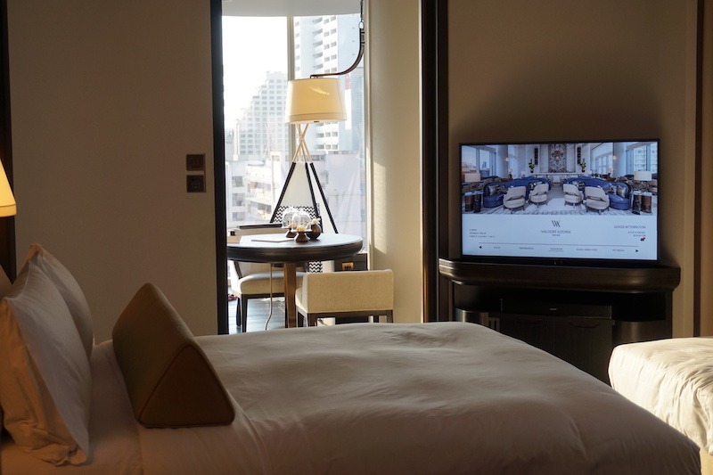 Waldorf-Astoria Bangkok - Superior Luxury Hotel Hawaii Calling Master bedroom and living room