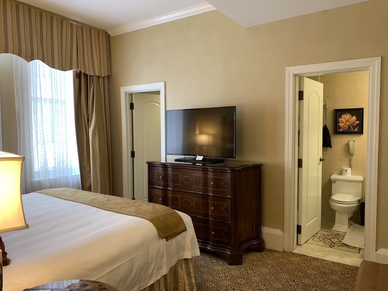 The Roosevelt New Orleans, a Waldorf-Astoria Hotel Hawaii Calling Suite bedroom with bathroom