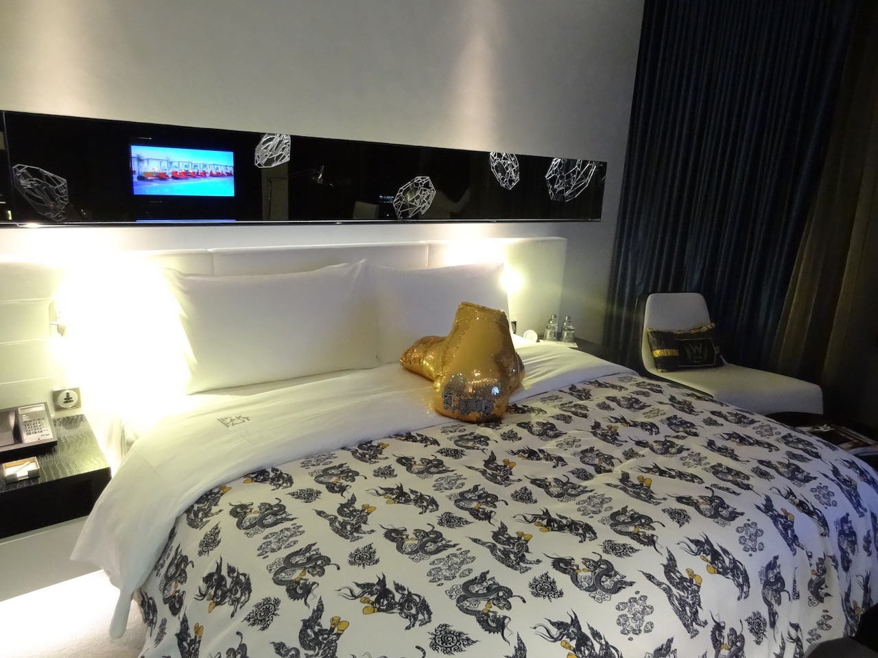 W Hotel Bangkok - Style and Sass in Thailand Hawaii Calling "Wow" bed