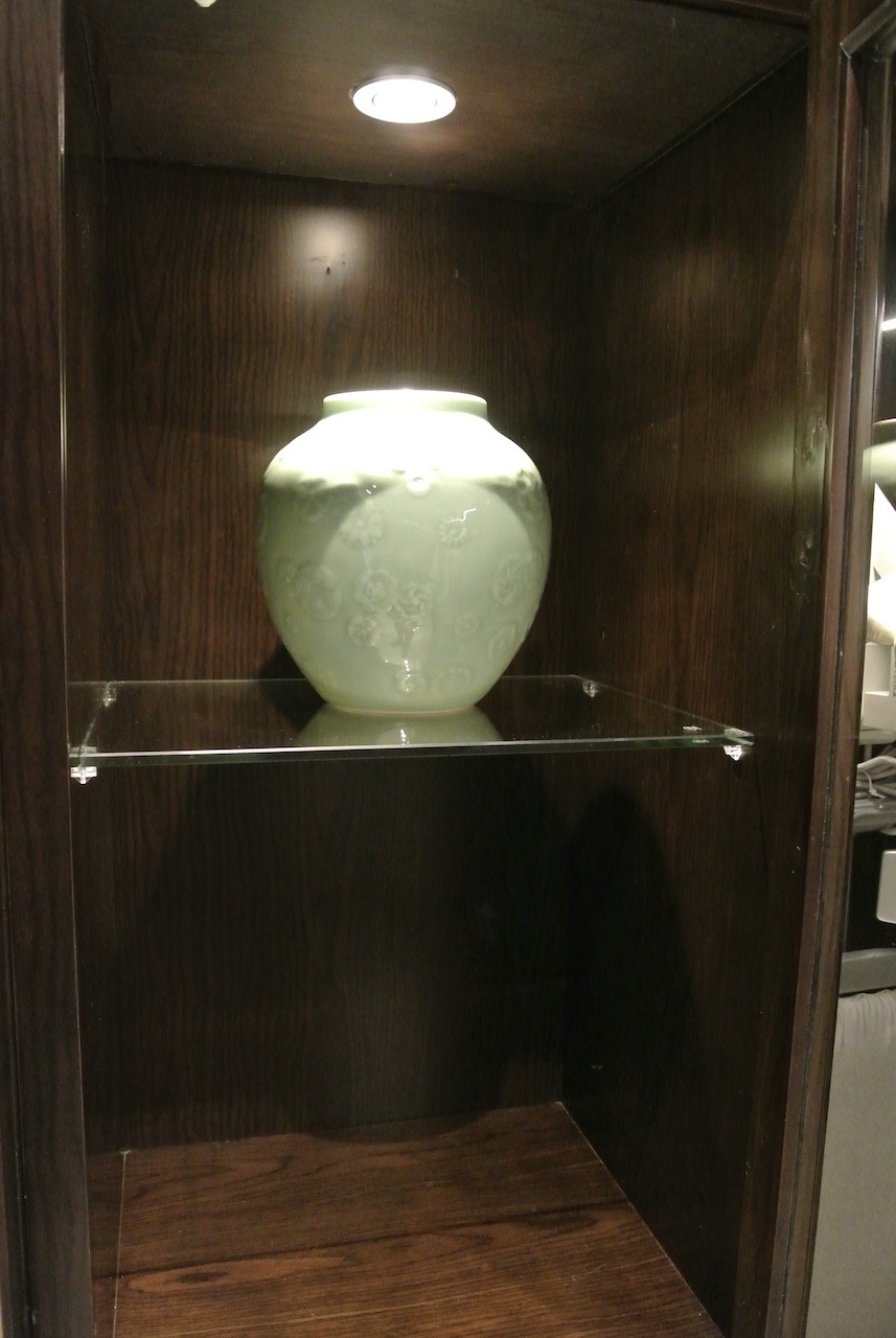 St. Regis Shanghai Jingan Offers Classic Luxury Hawaii Calling Art inside the closet