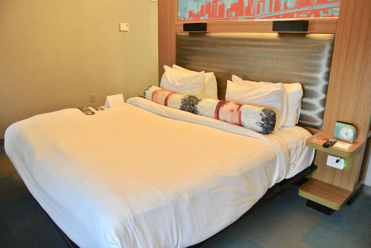 Aloft Houston (Galleria) - Stylish Perks and Value Hawaii Calling Bedroom