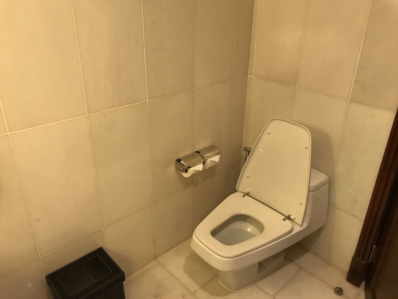 JW Marriott Bangkok - Premium Property Perfectly Positioned Hawaii Calling Guest bathroom