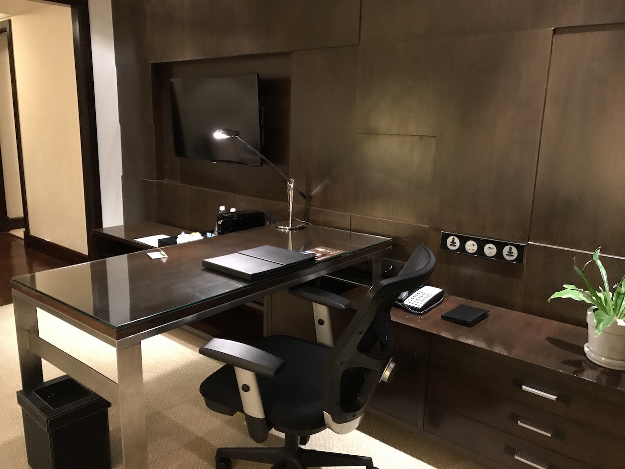 JW Marriott Bangkok - Premium Property Perfectly Positioned Hawaii Calling JW Marriott Bangkok desk and workspace