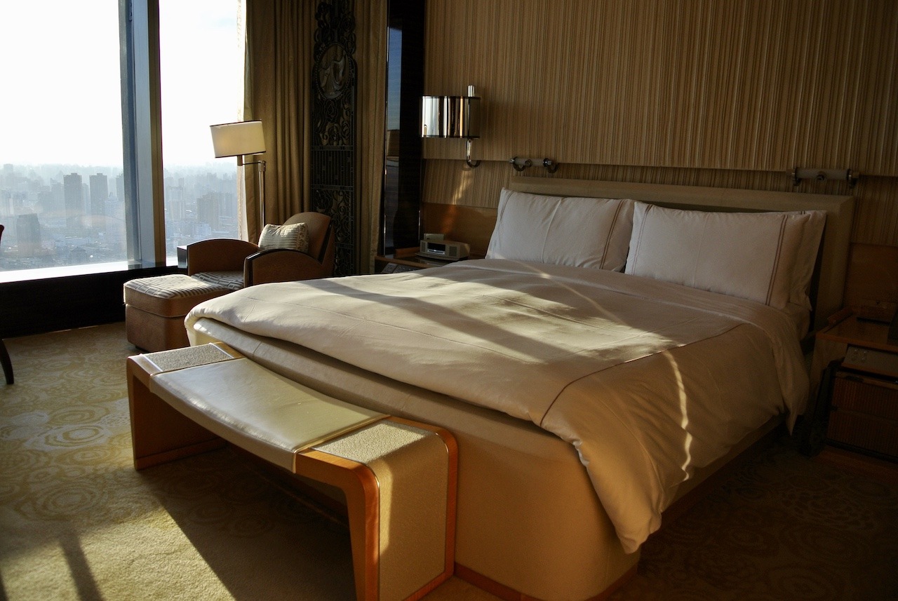 Ritz-Carlton Shanghai Pudong, On Top of the World Hawaii Calling Suite bedroom