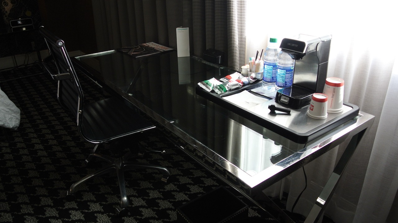Le Meridien Charlotte - Refinement Uptown Hawaii Calling Desk and coffee
