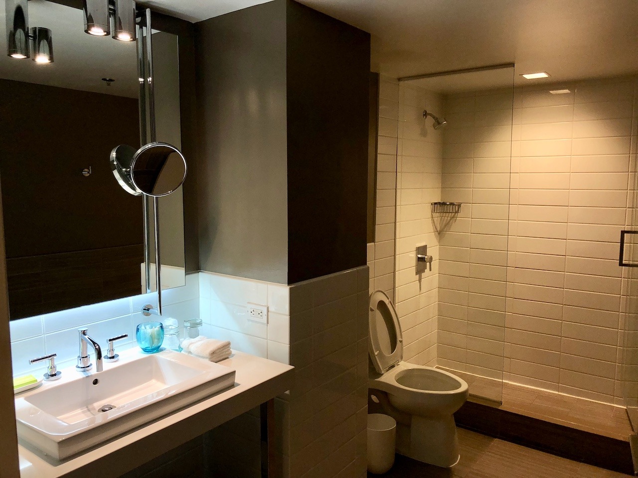 Le Meridien New Orleans - Polished Business Hotel Hawaii Calling Master bathroom
