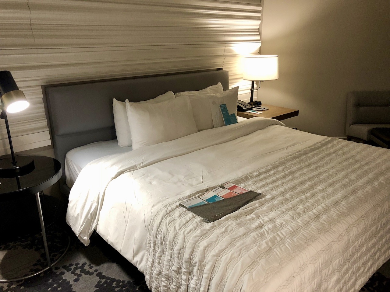 Le Meridien New Orleans - Polished Business Hotel Hawaii Calling Suite bed
