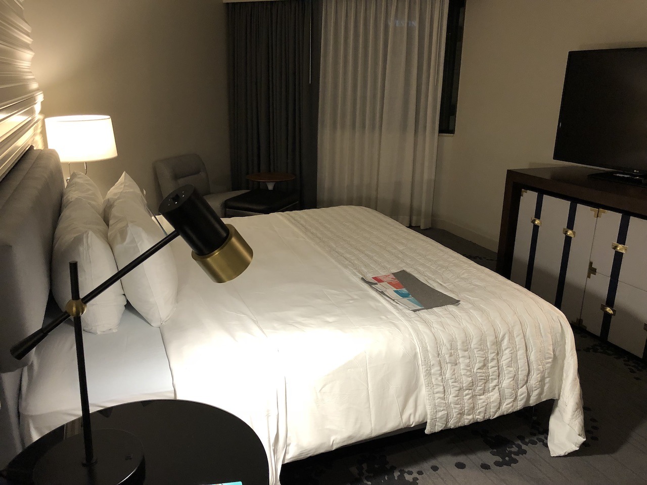 Le Meridien New Orleans - Polished Business Hotel Hawaii Calling Suite bedroom