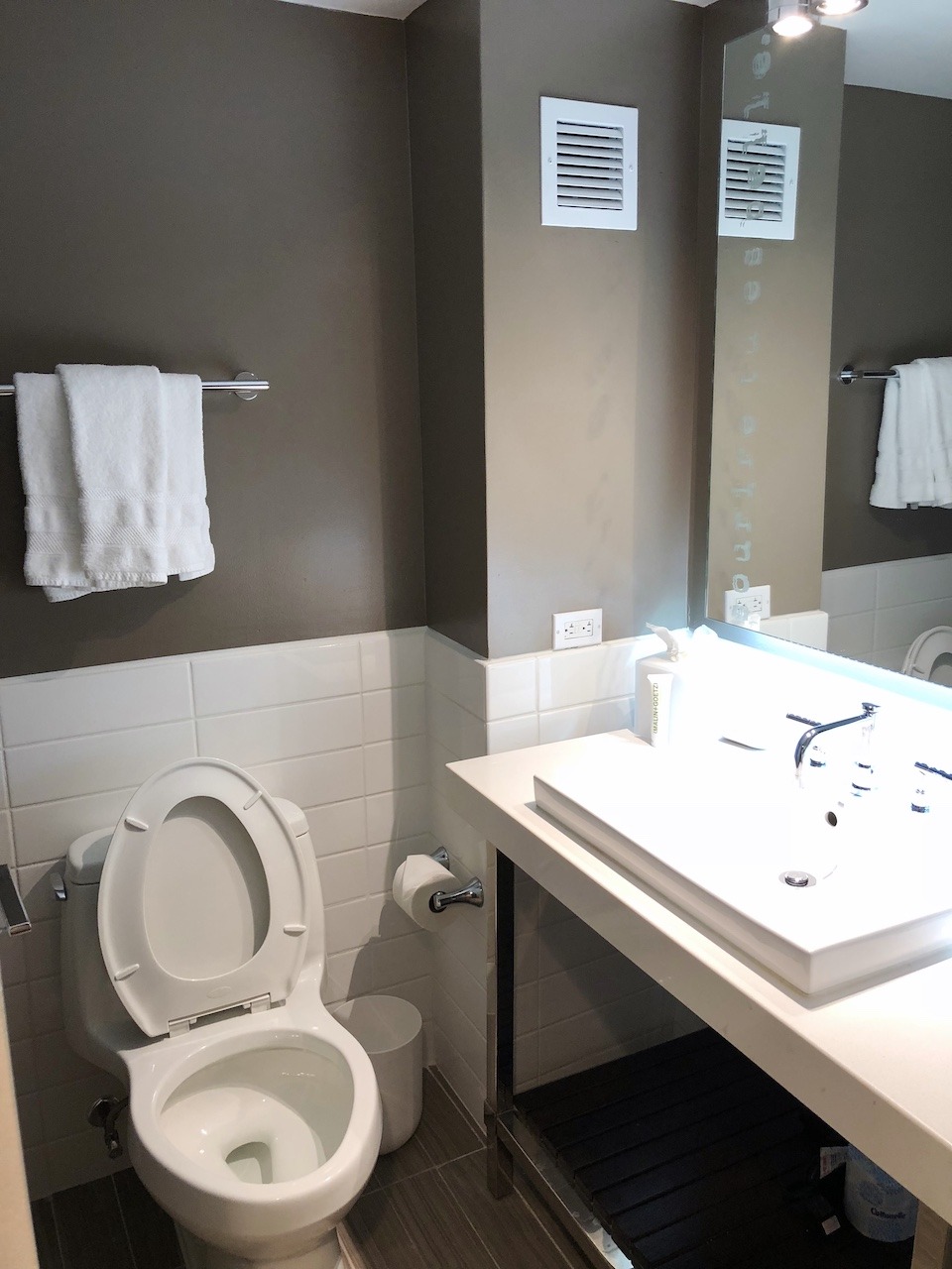 Le Meridien New Orleans - Polished Business Hotel Hawaii Calling Suite guest toilet