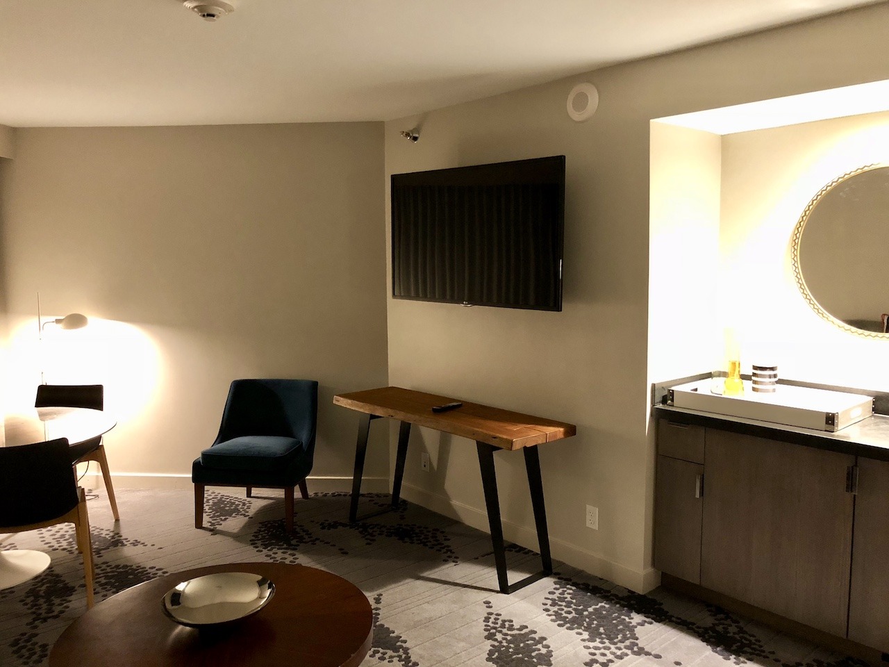Le Meridien New Orleans - Polished Business Hotel Hawaii Calling Suite living room