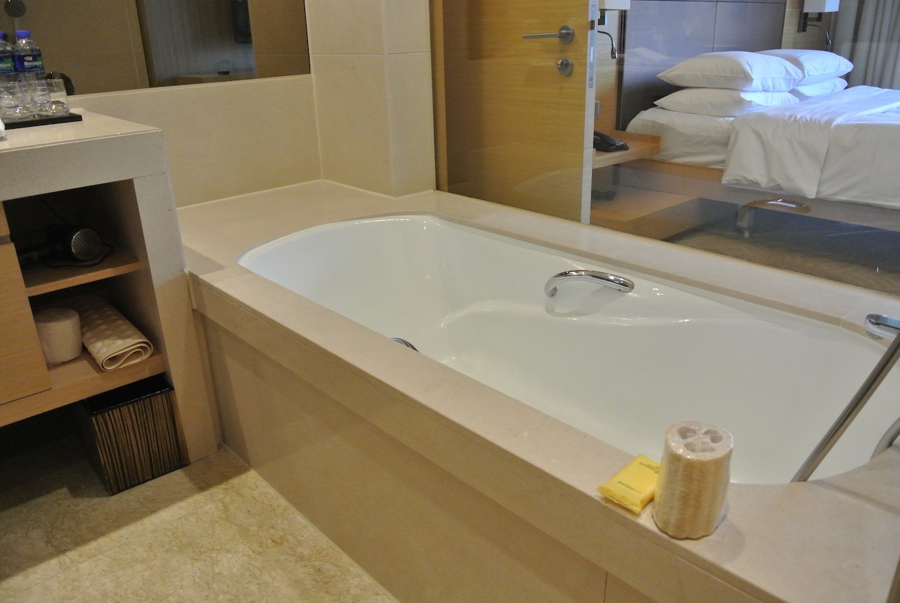 Hyatt Regency Hong Kong Sha Tin Hawaii Calling Soaking tub