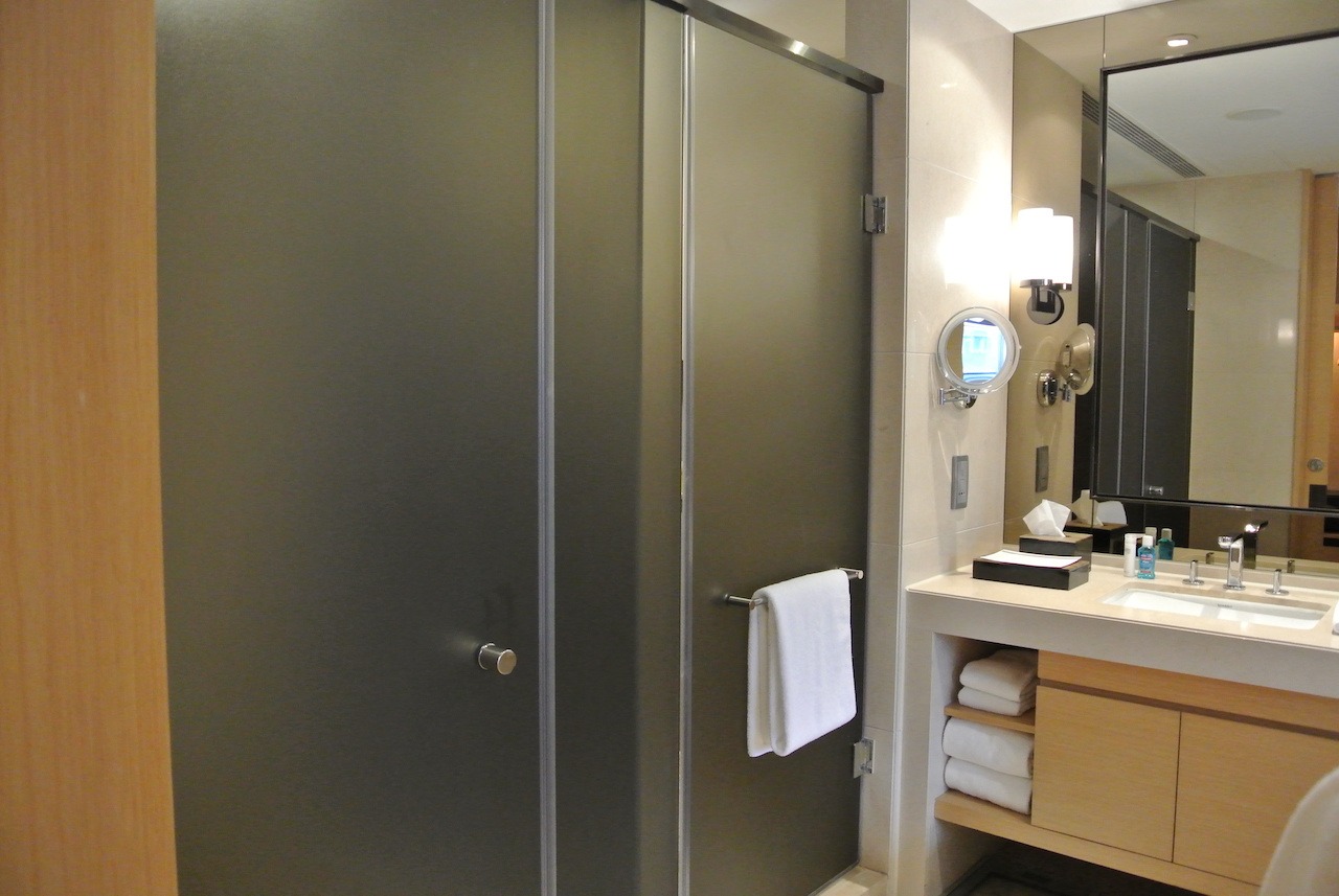 Hyatt Regency Hong Kong Sha Tin Hawaii Calling Water closet, shower and vanity
