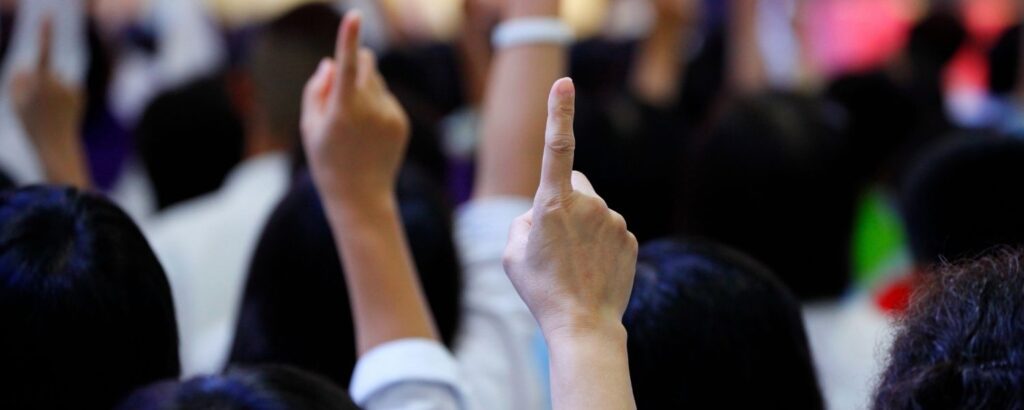 Ultimate Guide to Marriott Bonvoy Moments for 2023 Hawaii Calling Holding up one finger in auction bidding for marriott bonvoy moments