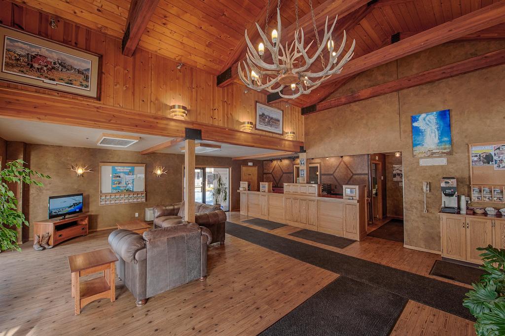 The Best Time To Visit Yellowstone National Park (2024) Hawaii Calling Yellowstone lodge