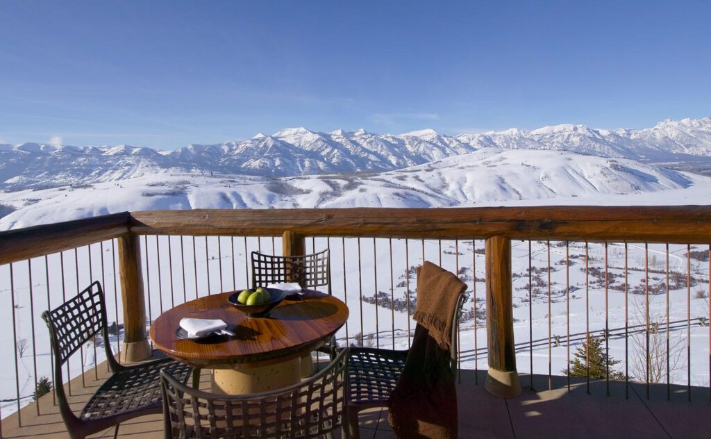 The 5 Best Luxury Hotels in Yellowstone (2024) Hawaii Calling Amangani one of the best luxury hotels in yellowstone and grand tetons