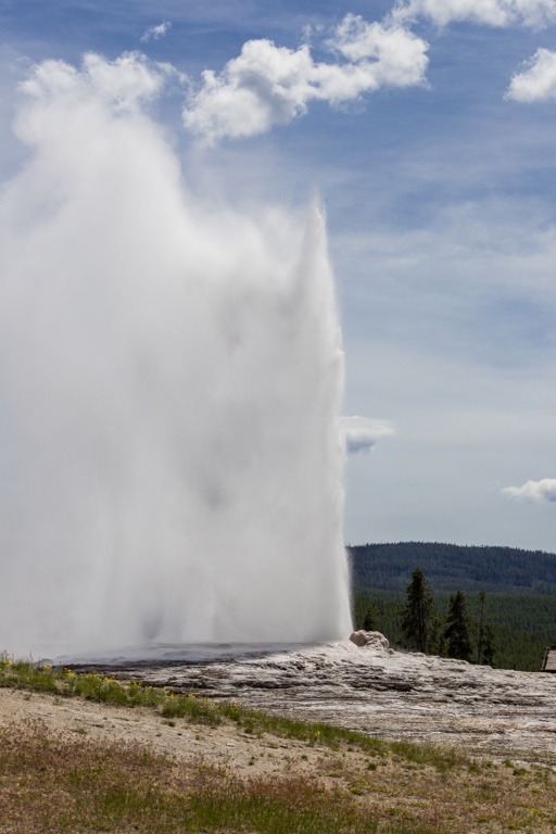 The Best Time To Visit Yellowstone National Park (2024) Hawaii Calling Yellowstone Old Faithful Geyser