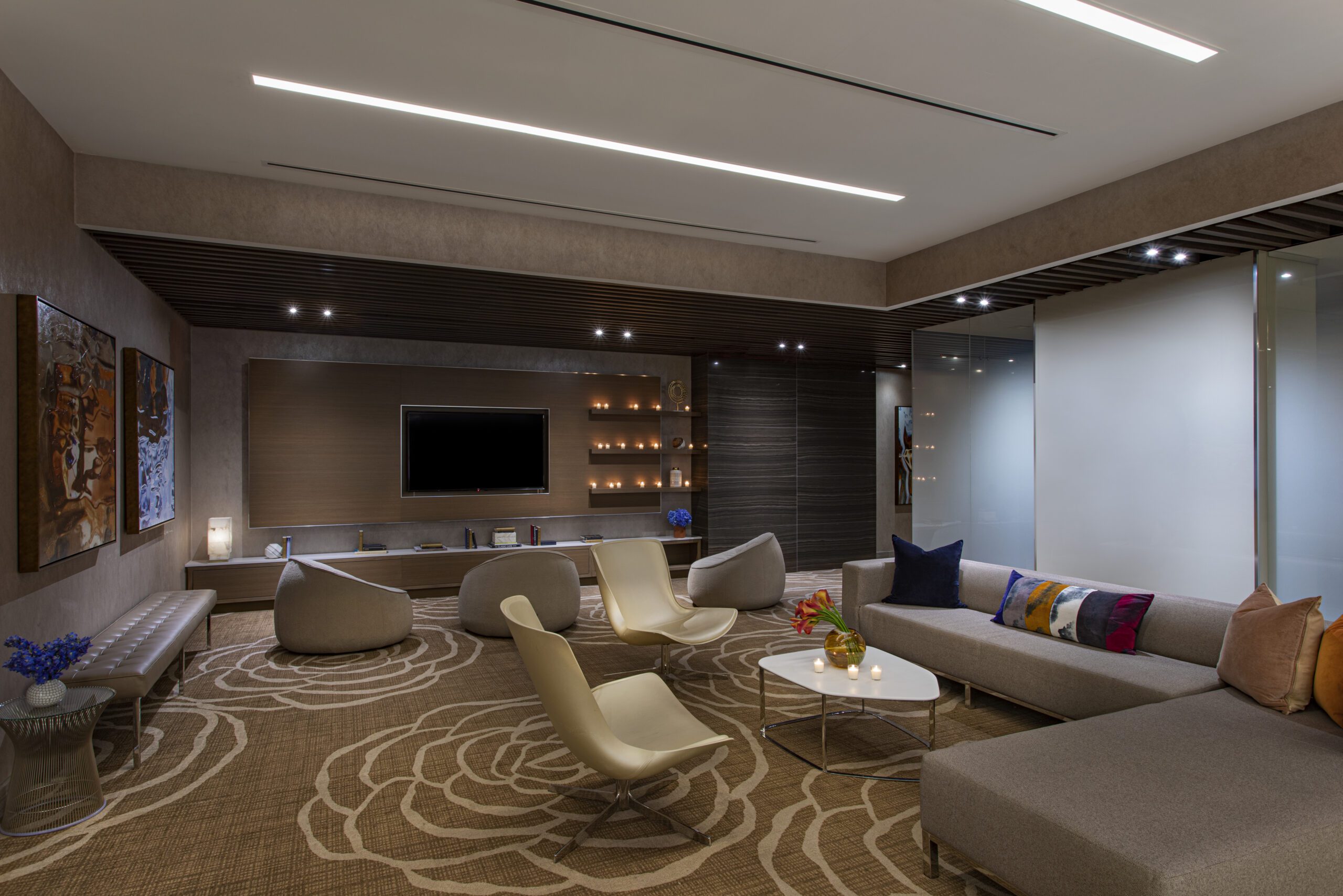 Marriott Courtyard Midtown West - Ready for Prime Time? Hawaii Calling a tv watching hall