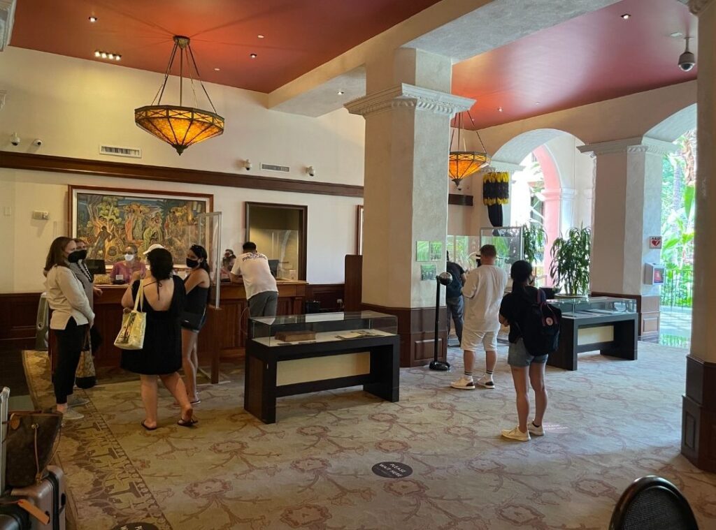 Review & Video: The Royal Hawaiian, Waikiki, A Luxury Collection Hotel Hawaii Calling a group of people in a lobby