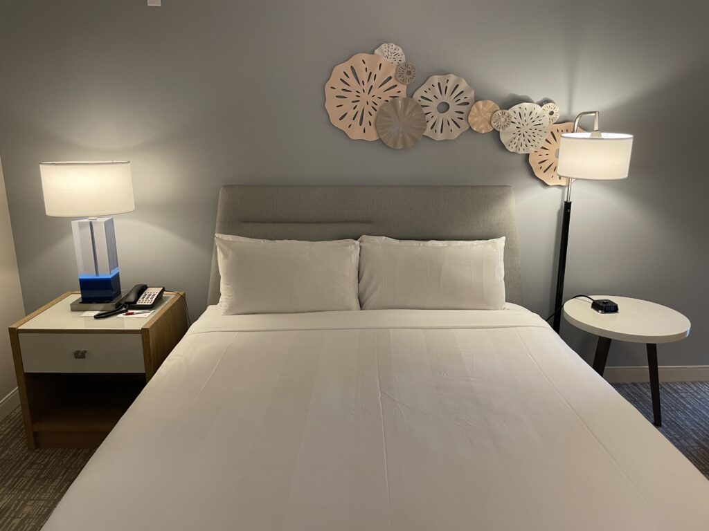 Review & Video: Waikiki Beach Marriott Resort & Spa Hawaii Calling a bed with white sheets and lamps