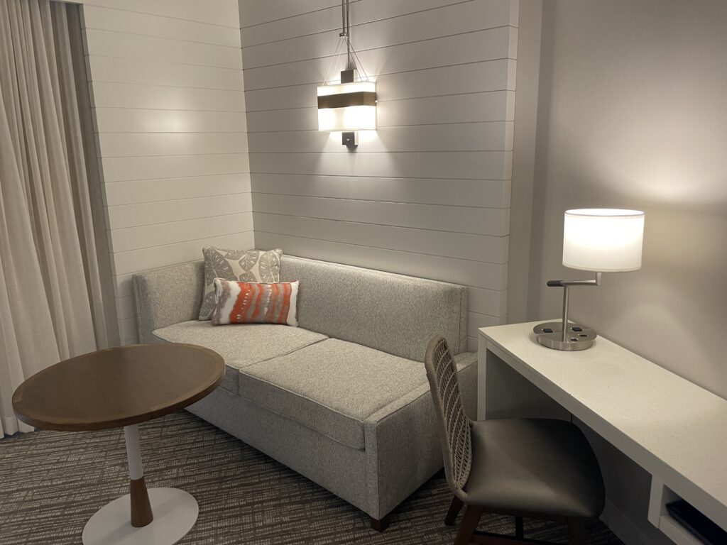 Review & Video: Waikiki Beach Marriott Resort & Spa Hawaii Calling a couch and a desk in a room