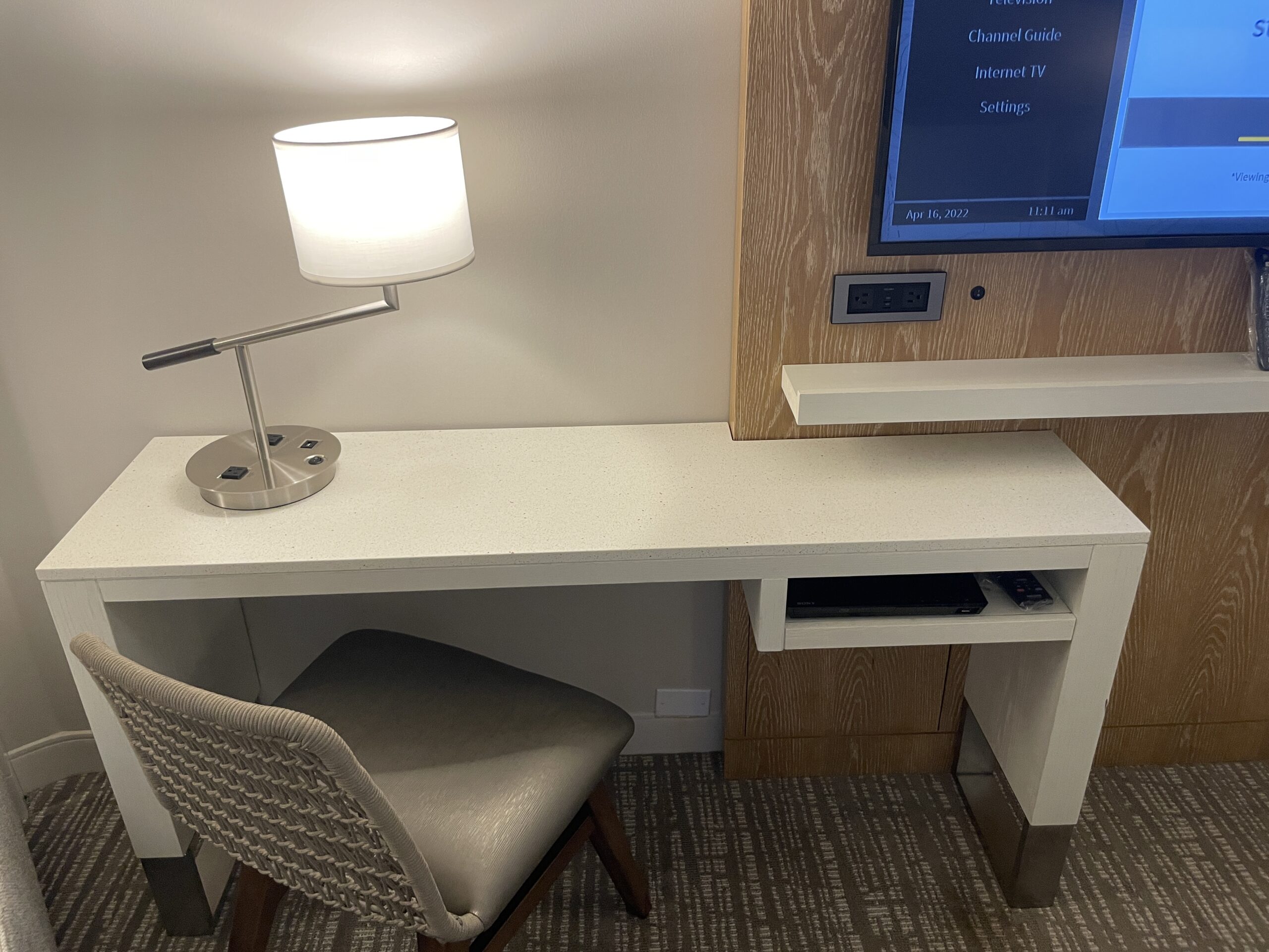 Review & Video: Waikiki Beach Marriott Resort & Spa Hawaii Calling a desk with a lamp and a chair