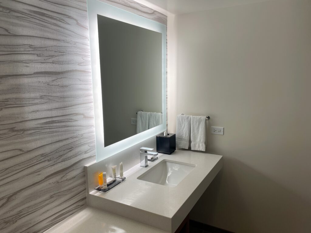 Review & Video: Waikiki Beach Marriott Resort & Spa Hawaii Calling a bathroom with a mirror and a sink
