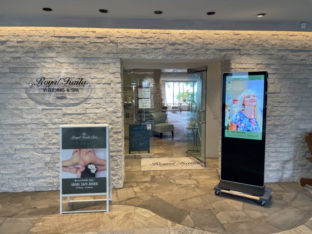 Review & Video: Waikiki Beach Marriott Resort & Spa Hawaii Calling a sign in front of a building