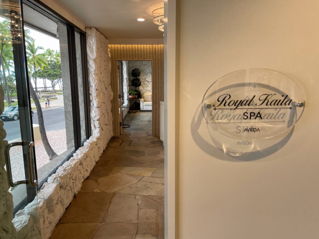 Review & Video: Waikiki Beach Marriott Resort & Spa Hawaii Calling a hallway with a sign on the wall