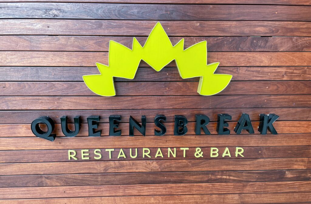 Review & Video: Waikiki Beach Marriott Resort & Spa Hawaii Calling a sign on a wood wall