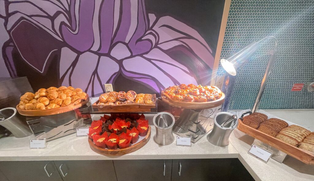 Review & Video: Waikiki Beach Marriott Resort & Spa Hawaii Calling a buffet table with food on it