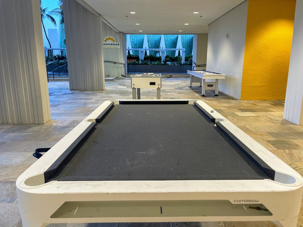 Review & Video: Waikiki Beach Marriott Resort & Spa Hawaii Calling a pool table in a room