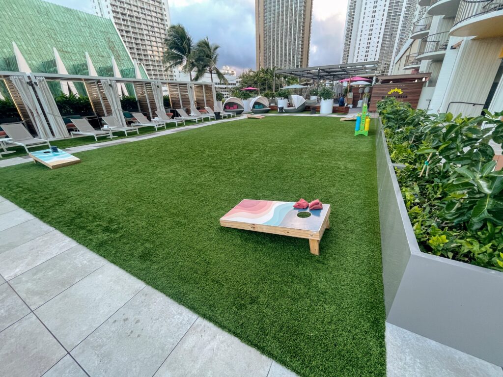 Review & Video: Waikiki Beach Marriott Resort & Spa Hawaii Calling a lawn with chairs and a game board