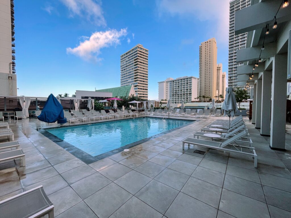 Review & Video: Waikiki Beach Marriott Resort & Spa Hawaii Calling a pool with chairs and umbrellas in a building