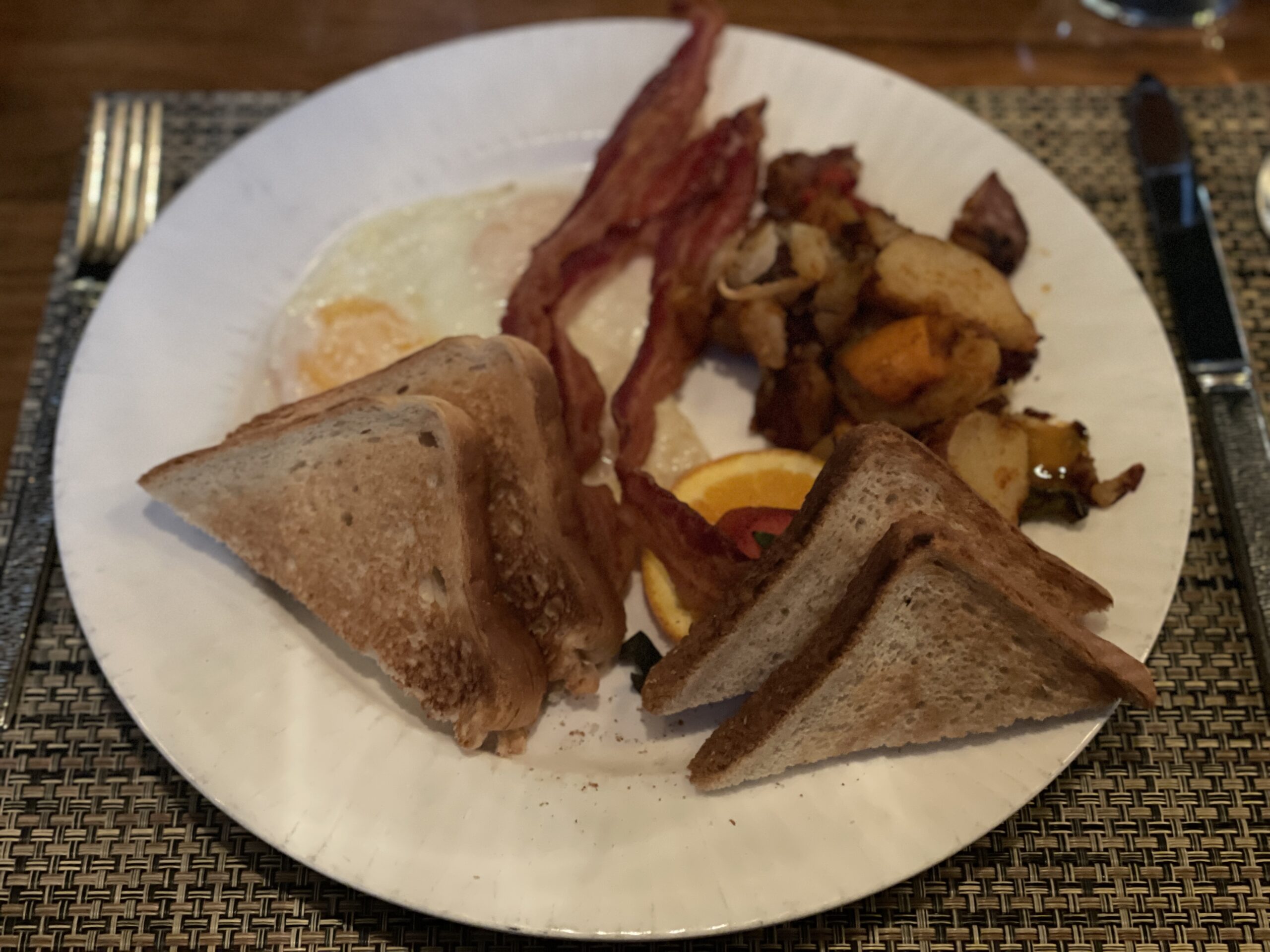 Review & Video: The Westin Monache Resort, Mammoth Mountain Hawaii Calling Breakfast of toast, fried eggs, bacon, and potatoes, Whitebark Restaurant Westin Monache