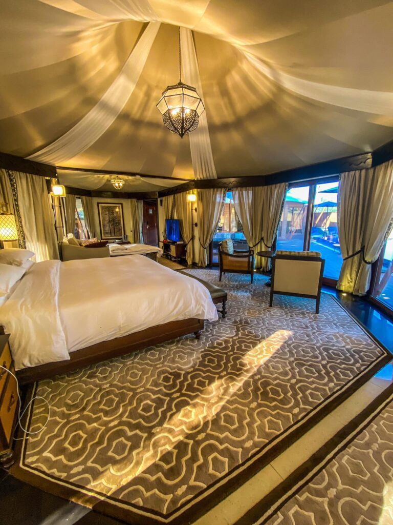 Marriott Suite Night Award Redemption Tool Hawaii Calling a room with a bed and chairs
