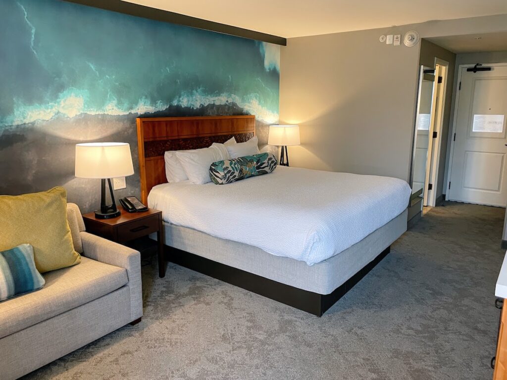 Review & Video: Courtyard King Kamehameha's Kona Beach Hotel Hawaii Calling King sized bed at the Courtyard King Kamehameha's Kona Beach Hotel