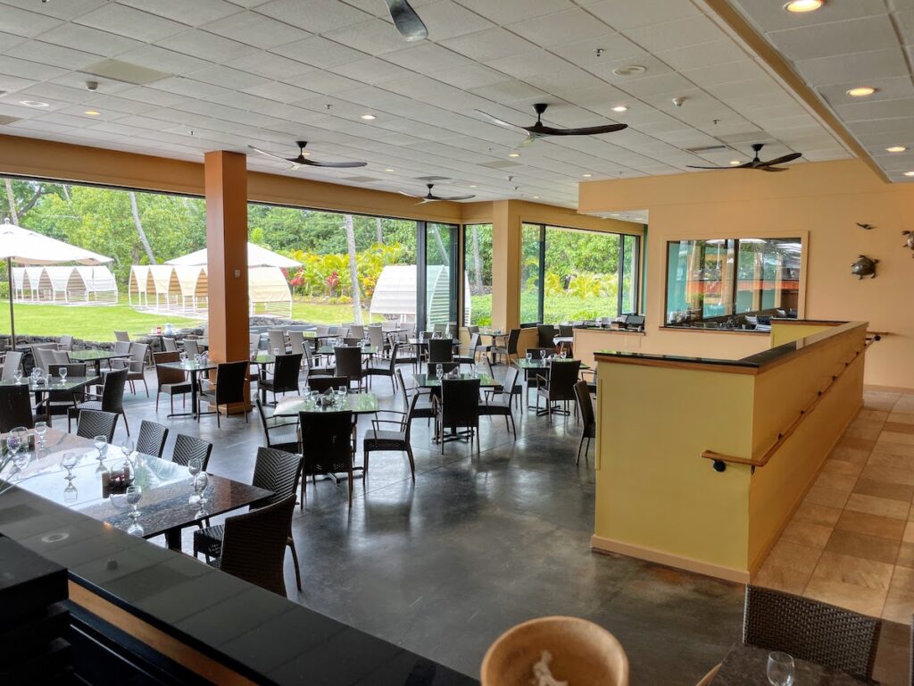 Review & Video: Courtyard King Kamehameha's Kona Beach Hotel Hawaii Calling a room with tables and chairs