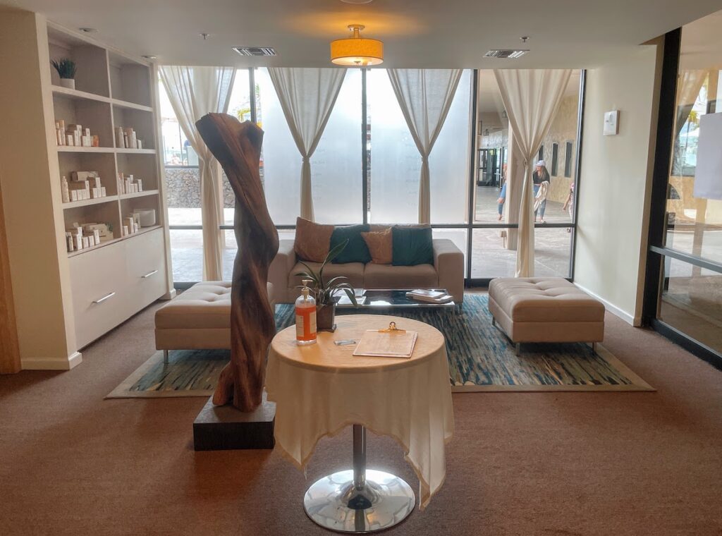 Review & Video: Courtyard King Kamehameha's Kona Beach Hotel Hawaii Calling a room with a table and couches