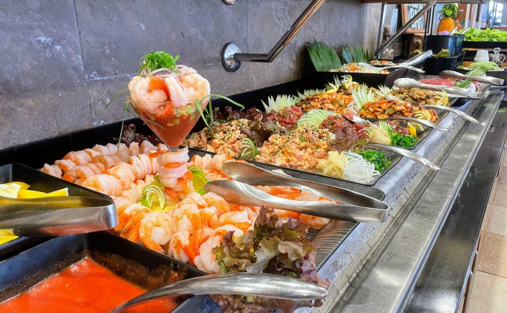 Review & Video: Courtyard King Kamehameha's Kona Beach Hotel Hawaii Calling a buffet line of food