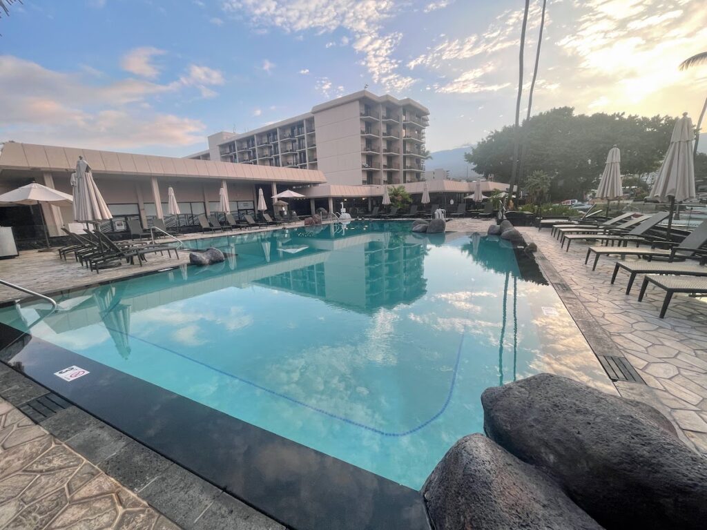 Review & Video: Courtyard King Kamehameha's Kona Beach Hotel Hawaii Calling a pool with a building and trees
