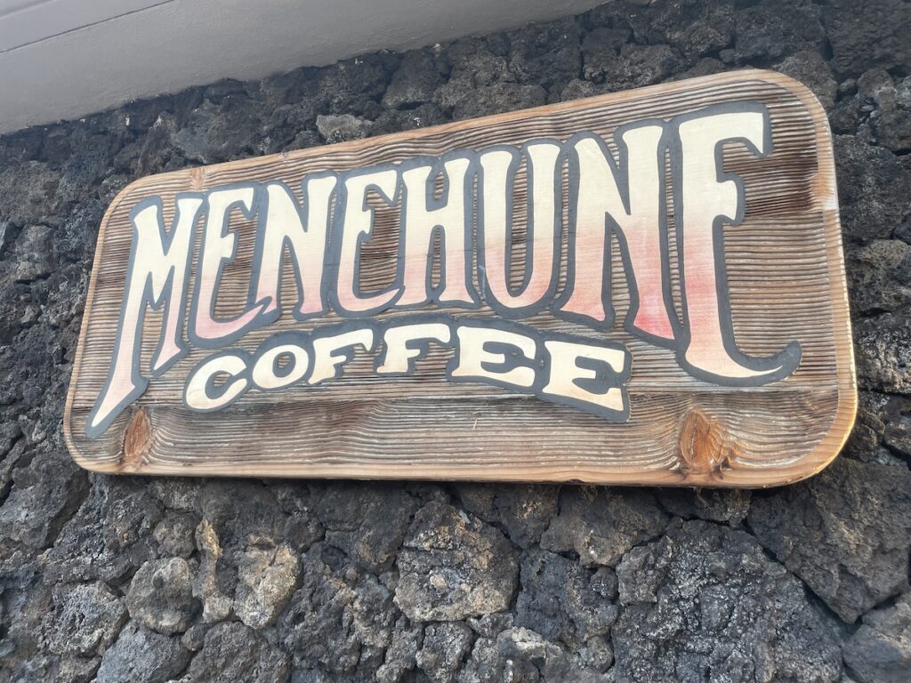 Review & Video: Courtyard King Kamehameha's Kona Beach Hotel Hawaii Calling a sign on a rock wall