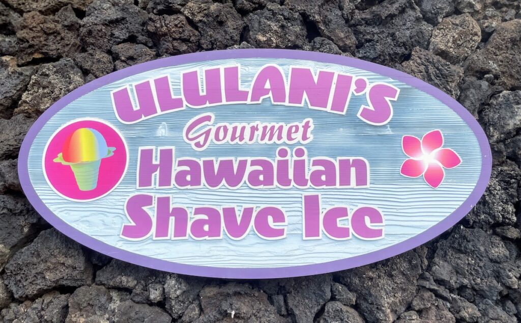 Review & Video: Courtyard King Kamehameha's Kona Beach Hotel Hawaii Calling a sign on a rock