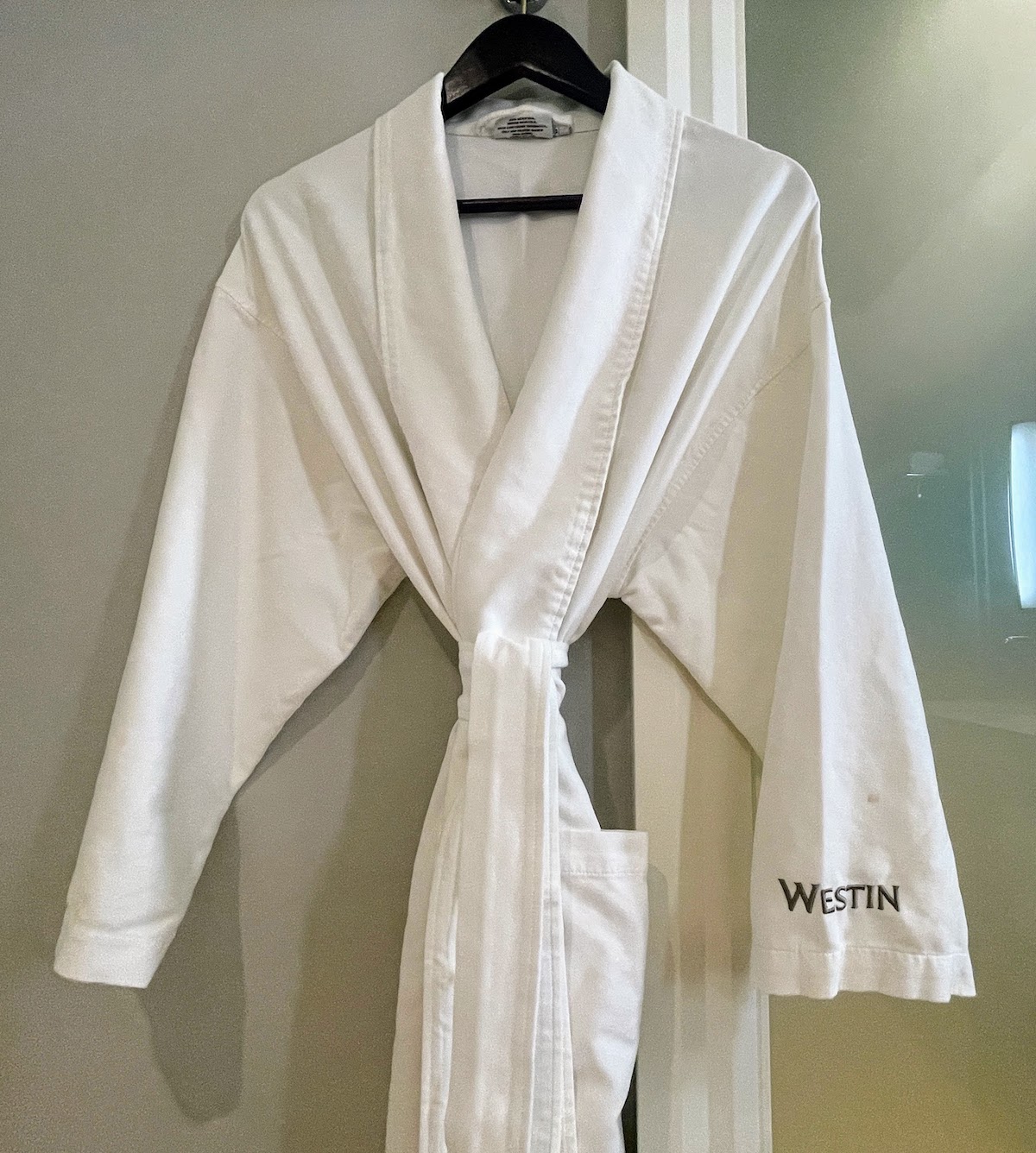 Review & Video: The Westin Hapuna Beach Resort Hawaii Calling a white robe on a swinger