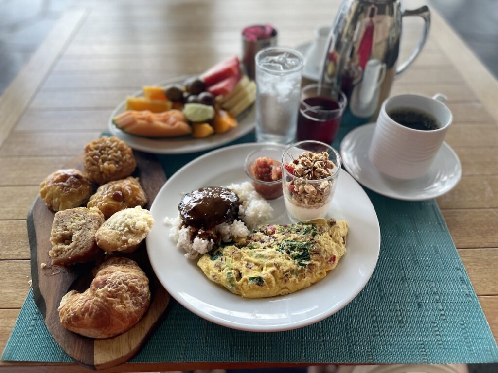 Review & Video: The Westin Hapuna Beach Resort Hawaii Calling a plate of food and drinks on a table