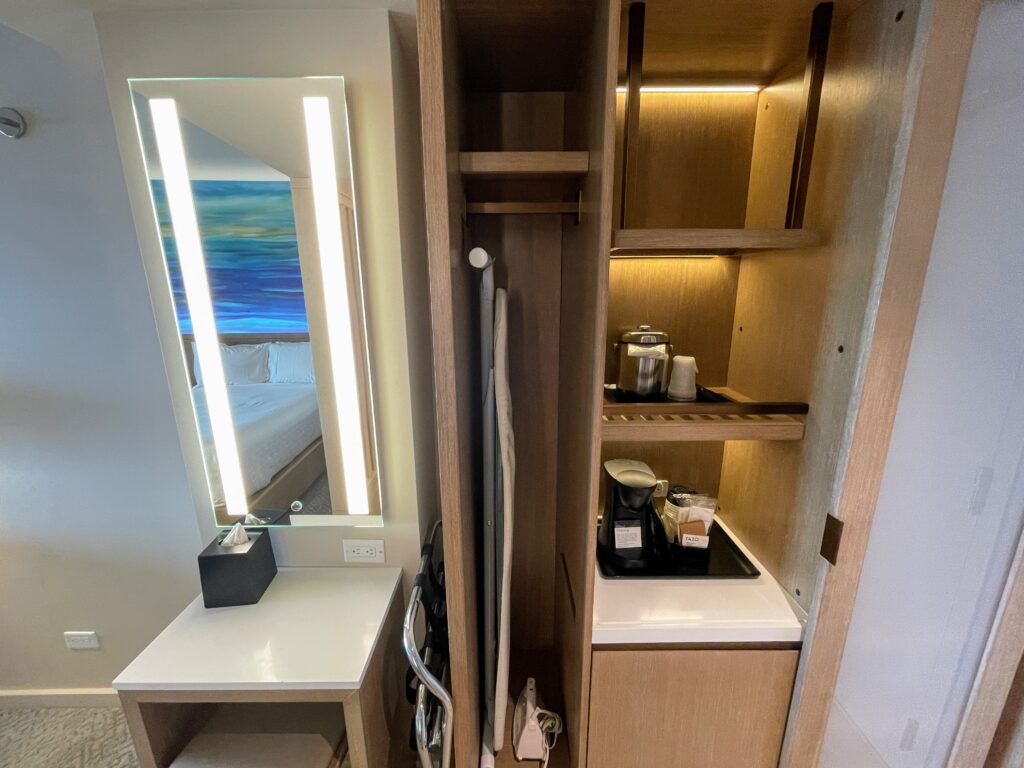 Review & Video: Sheraton Waikiki, Best Family Hotel on Oahu Hawaii Calling a room with a mirror and a closet