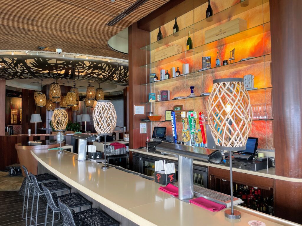 Review & Video: Sheraton Waikiki, Best Family Hotel on Oahu Hawaii Calling a bar with a counter and a few lamps